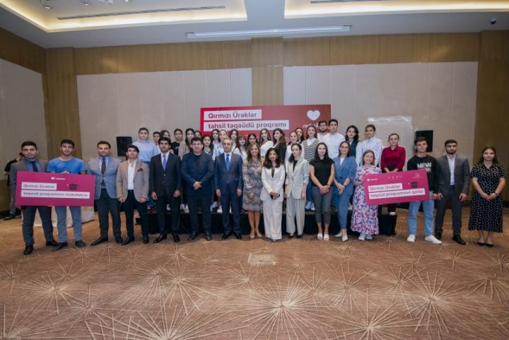 “Qırmızı Ürəklər Təhsil Təqaüd Proqramı”nın qalibləri mükafatlandırıldı